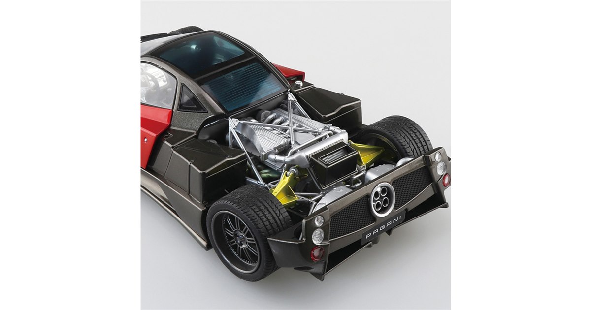 AOSHIMA「パガーニ ゾンダ F」1/24模型、エンジンやサスペンションを