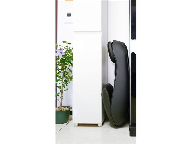 もみ、たたき、指圧、振動”対応の薄型折りたたみ式マッサージチェア