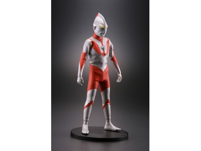 最初期の「ウルトラマンスーツ」を再現したコールドキャスト製
