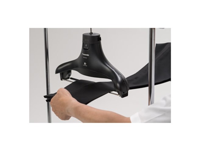 パナソニック、ボトムス用のつり下げバーが付いた「ナノイー X」脱臭