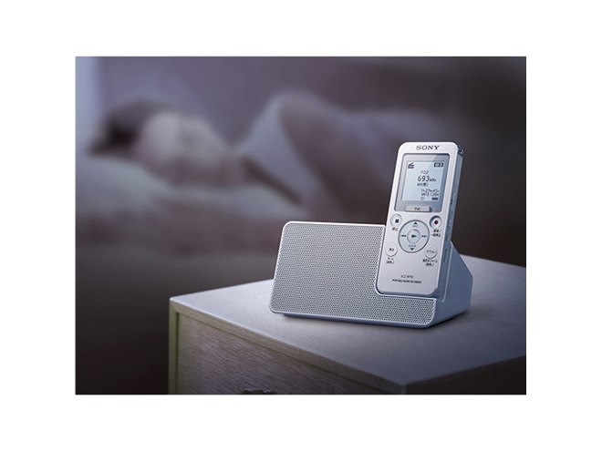 ソニー、ラジオ録音対応でスピーカークレードル付きのポータブル