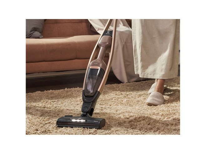 エレクトロラックス、水拭き用ノズルが付属するコードレス掃除機