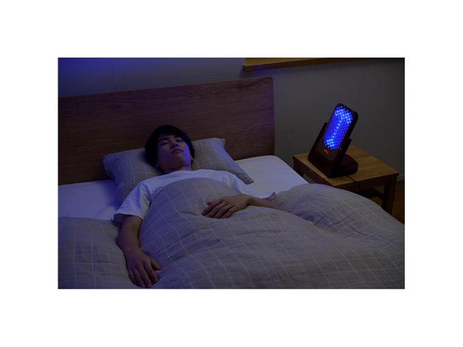 アデランス×シャープ、プラズマクラスター搭載のLED美容照射パネルが