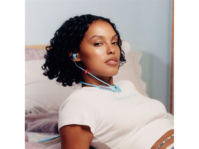 Beats、「Girls Don't Cry」とコラボした「Beats Flex」限定