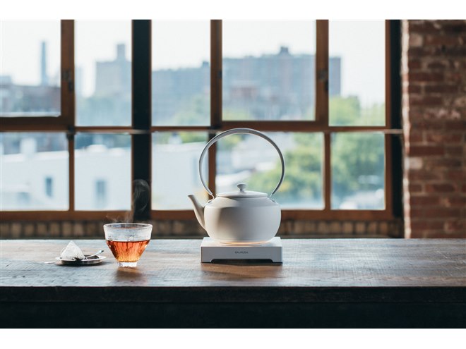 バルミューダ、やかんのようなデザインの電気ケトル「MoonKettle