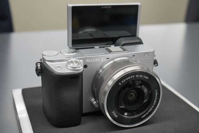 SONY α6400 ILCE-6400L パワーズームレンズキット [シルバー] 価格比較