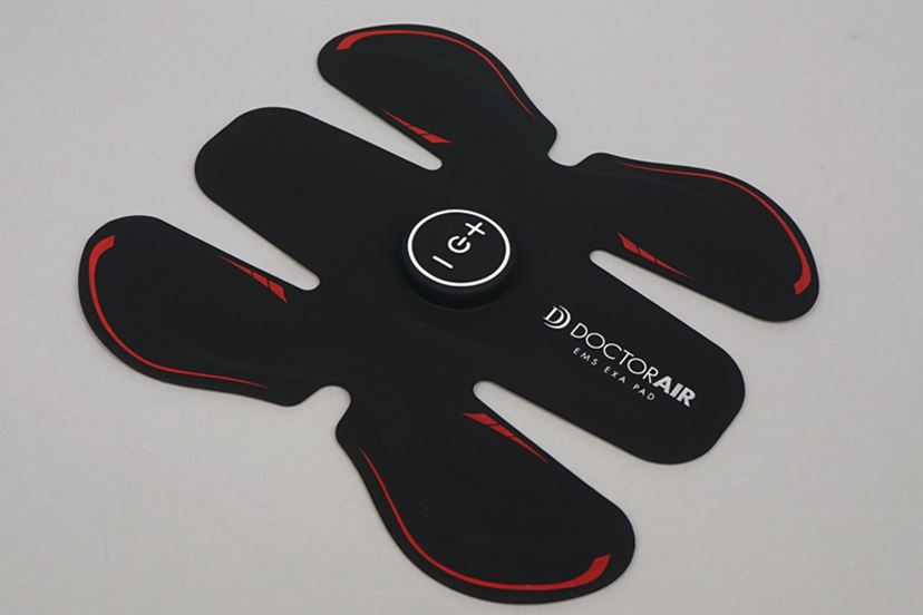 ポテチ食べながら3kg減量！ 「EMSエクサパッド」が腹筋を勝手に鍛えて