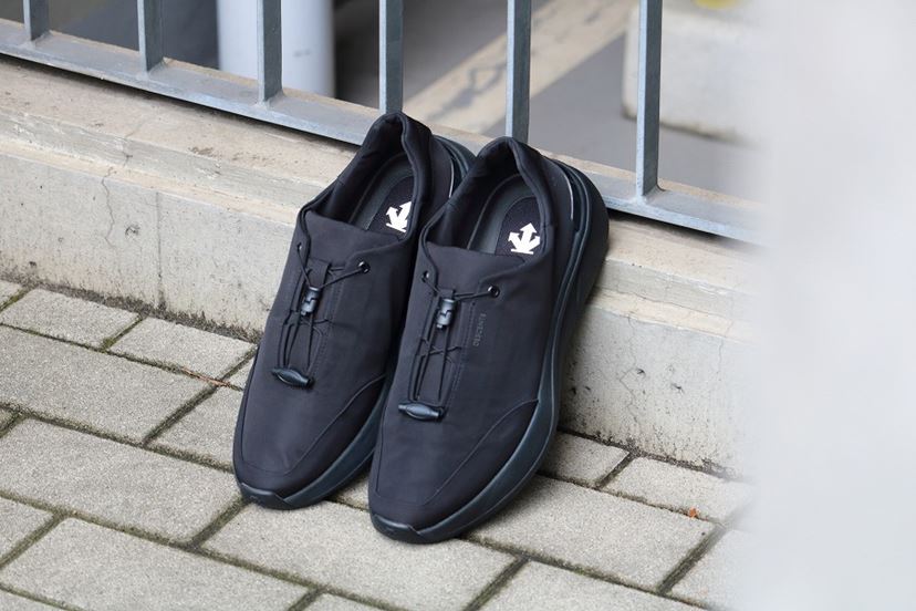 モダンな防水シューズの最適解！ デサント「ウェイサー RE 2.1」があれ