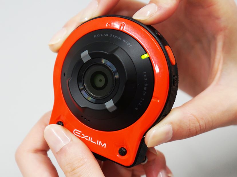 カメラとモニターが離れるカシオ「EX-FR10」の“自由な撮影”ってどんな