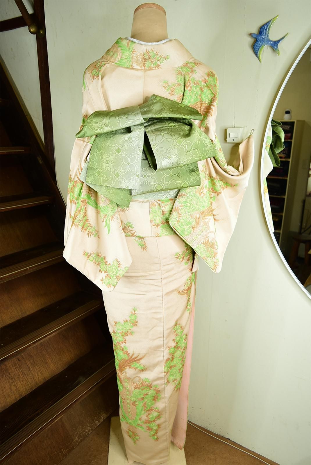 アイボリーベージュにマジョリカ御召のようなフローラル・シャンデリア