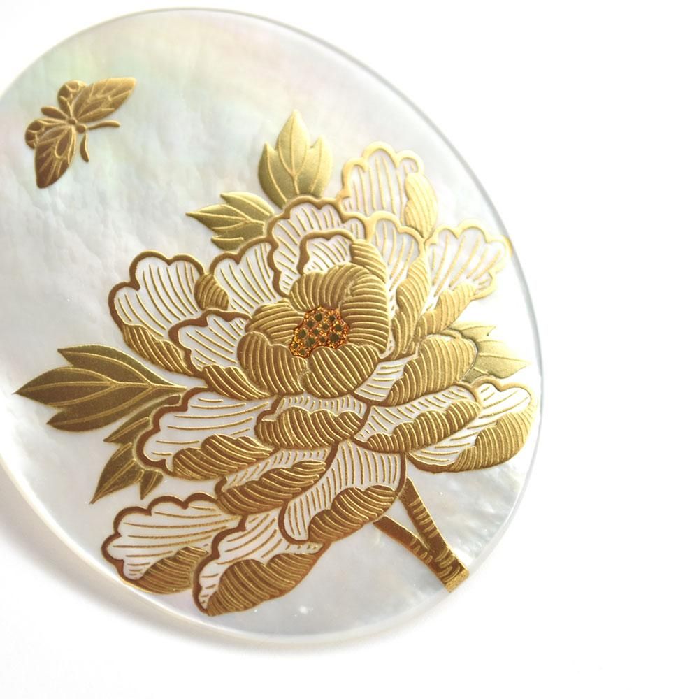 予約販売】蝶に牡丹蒔絵 白蝶貝ブローチ - うるしアートはりや通販