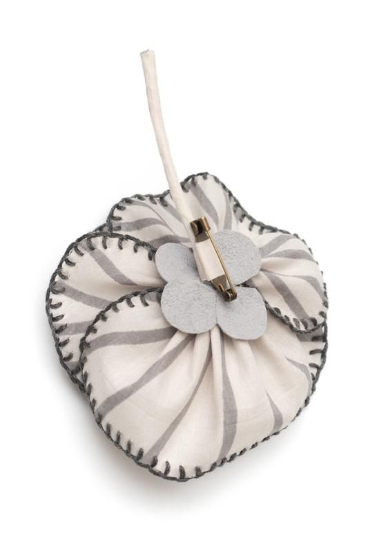 mina perhonen light flower コサージュ - ミナペルホネン正規取扱店