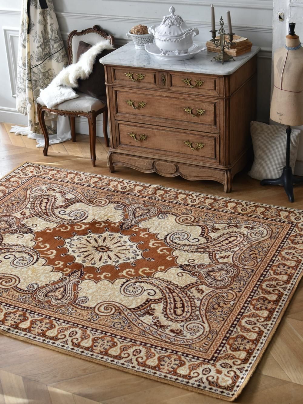 フランスで見つけた様々な文様が織り込まれたヴィンテージラグを販売し