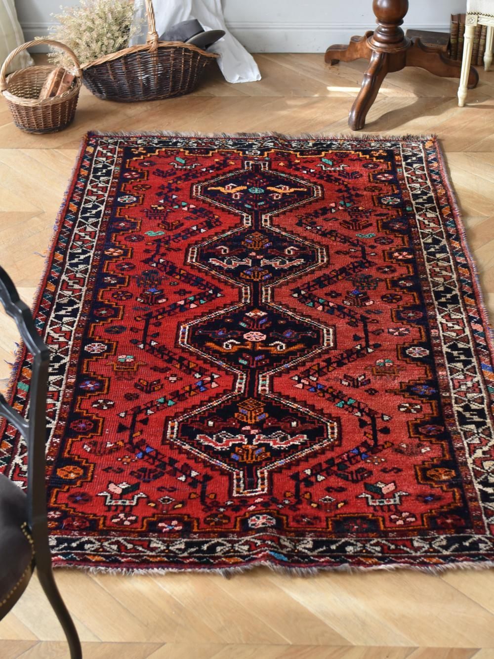 フランスで見つけた様々な文様が織り込まれたヴィンテージラグを販売し