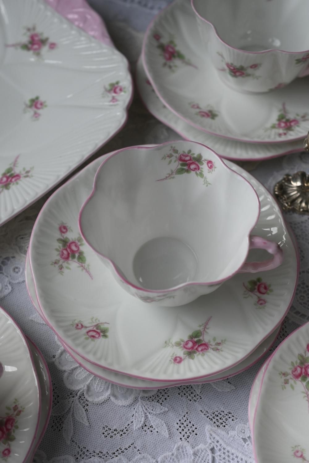 シェリー・デインティシェイプ・”ブライダルローズ” ティーカップ