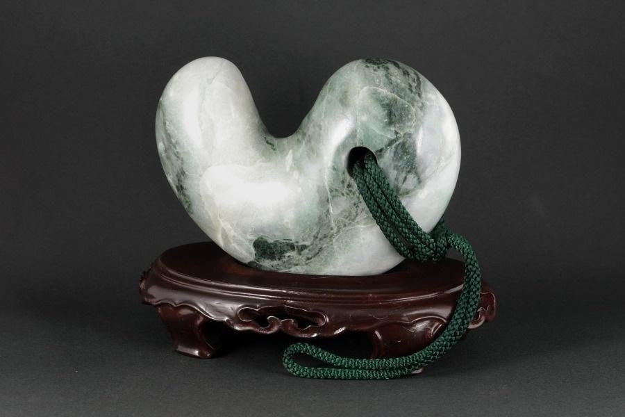 糸魚川産 翡翠 勾玉 1.2kg｜国産鉱物 勾玉 通販 キラリ石