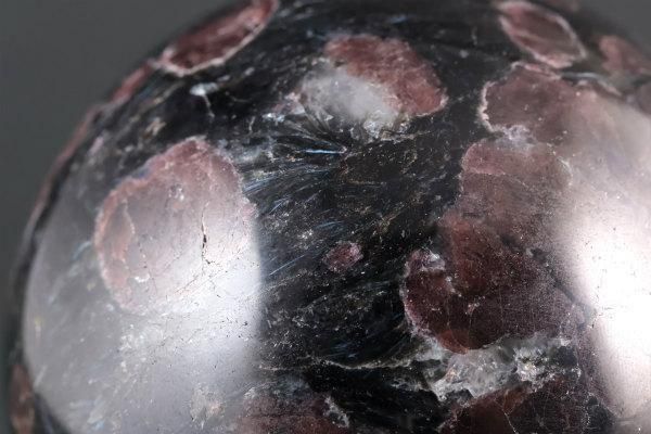 ガーネット イン ヌーマイト 丸玉 62mm｜天然石 通販のキラリ石