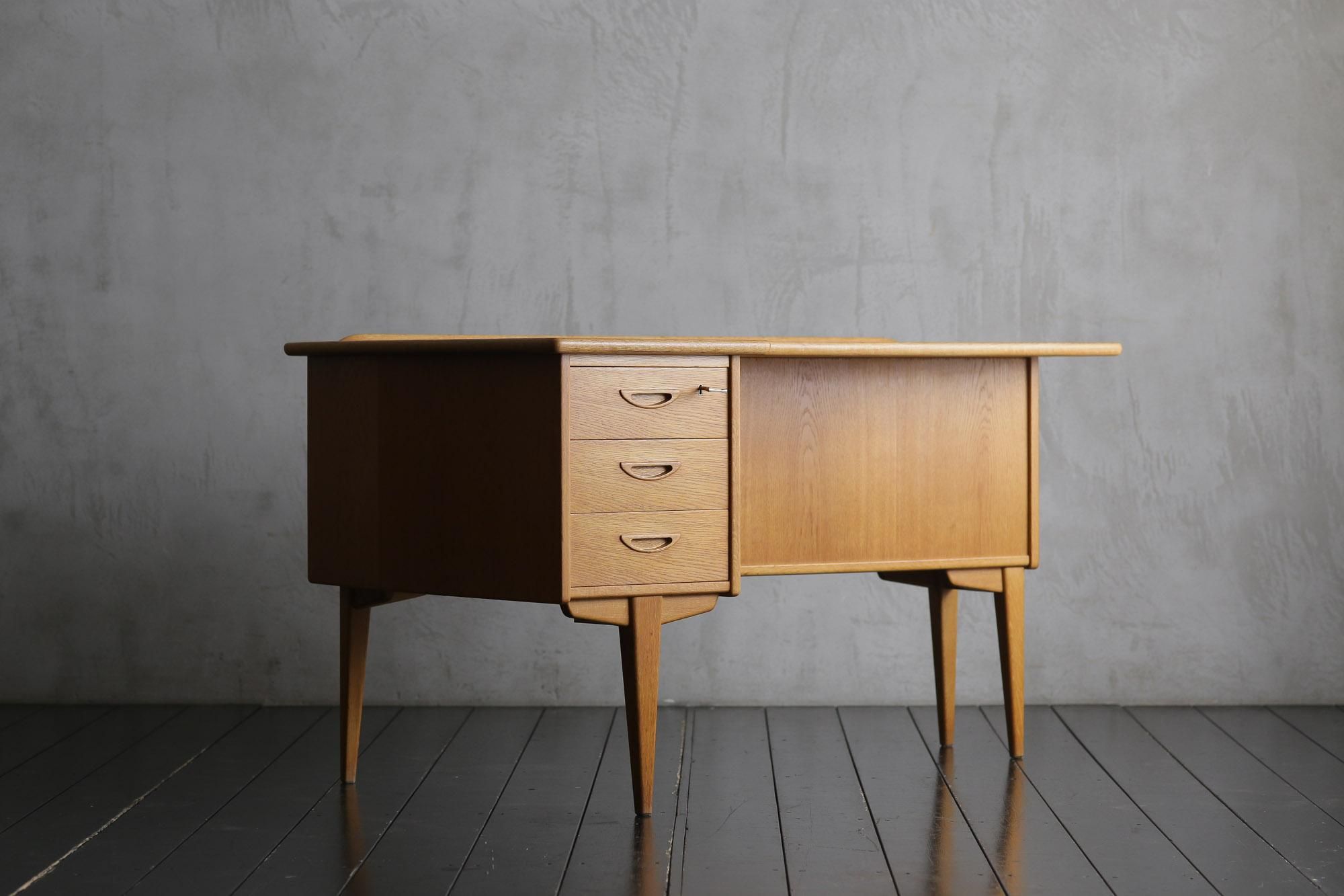 Desk Goran Strand - HIKE