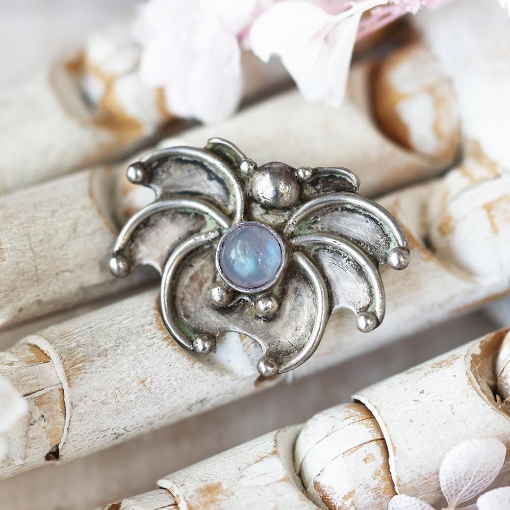 ムーンストーンの銀製ブローチ - 海福雑貨通販部