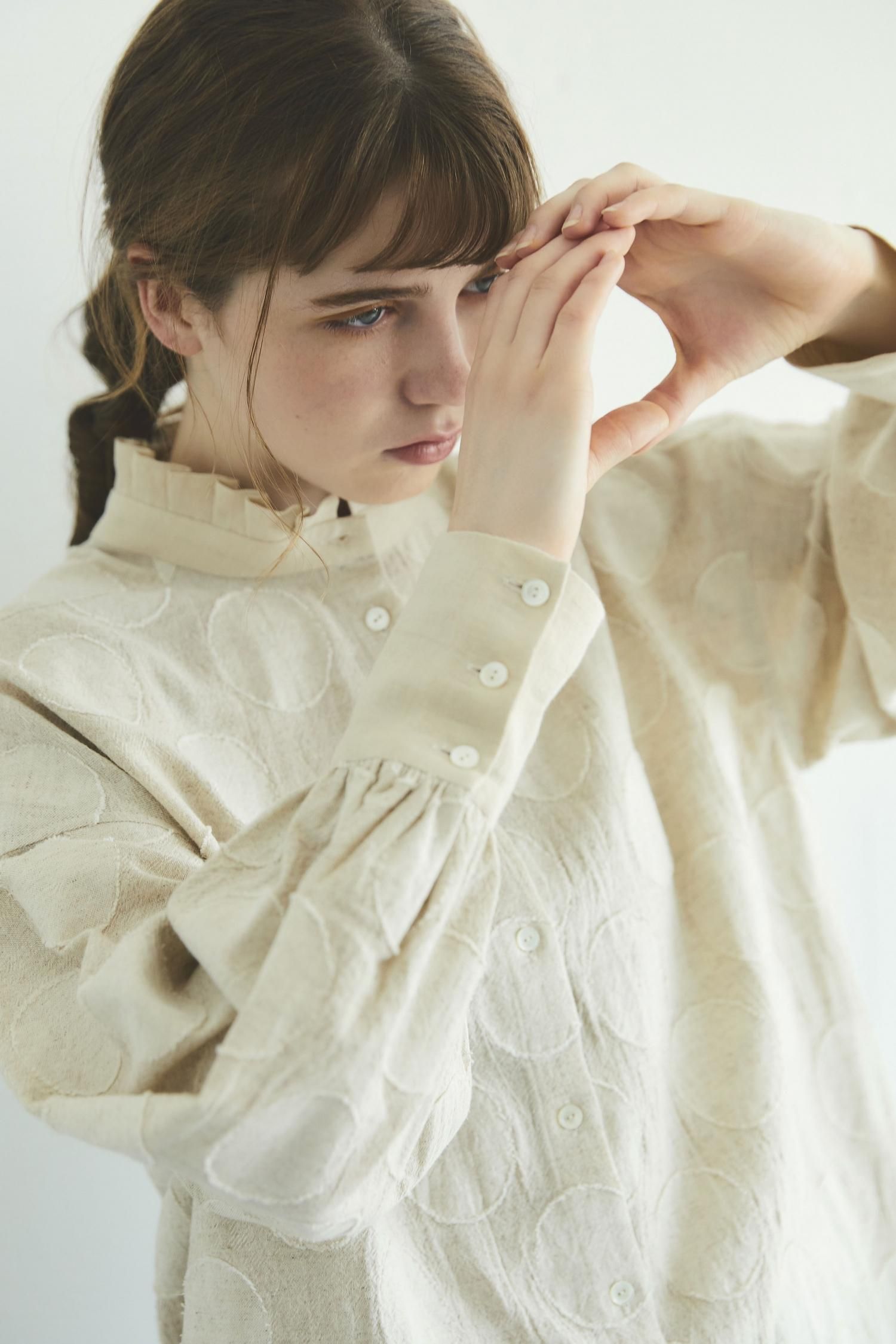 MAGALI コットンリネン・ドット・ラッフル・ブラウス（2color