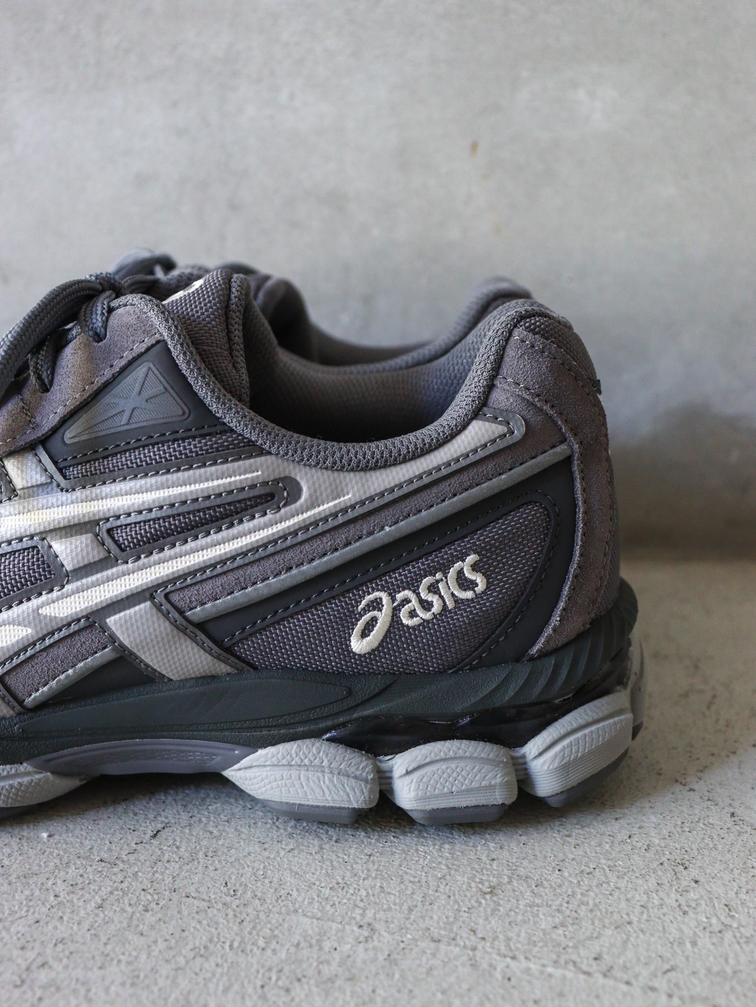 ASICS（アシックス）GEL-NYC 2055 / CARBON×CEMENT GREY 公式通販