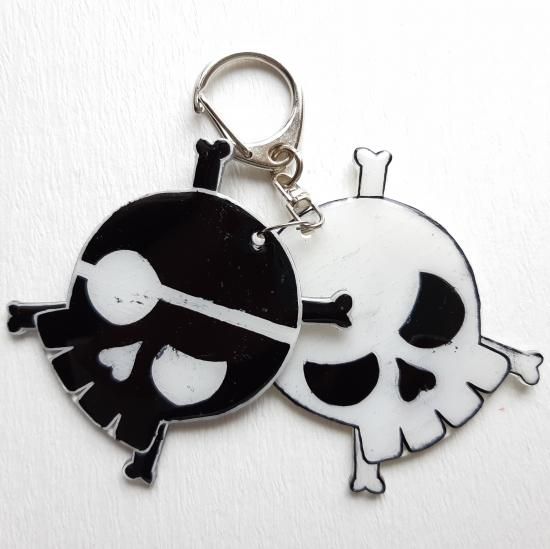 名前が隠せるネームキーホルダー ～スカル～｜アクセサリーショップ