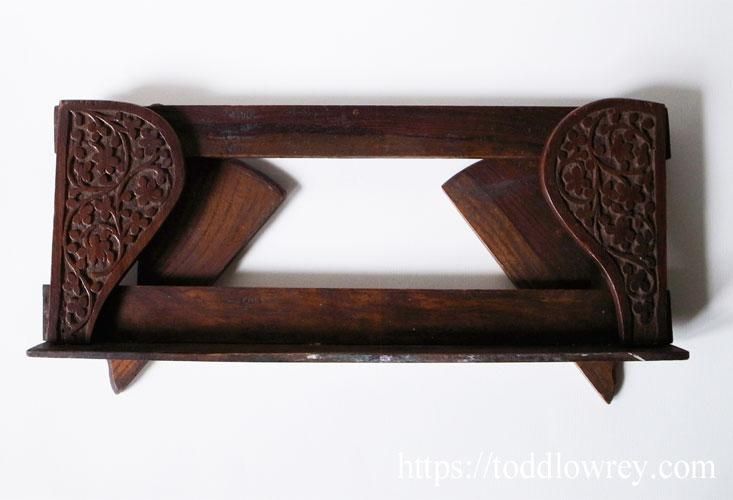 カーヴィングを堪能する書見台 / Antique Victorian Carved Book
