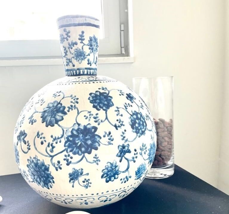 おしゃれな青花磁器の瓶…実は食べられる！ チョコ職人、許月慈さんの