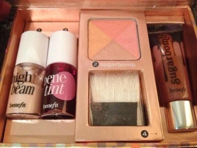 日本未進出のコスメ！benefitのチーク入り4点セット [化粧品・コスメ