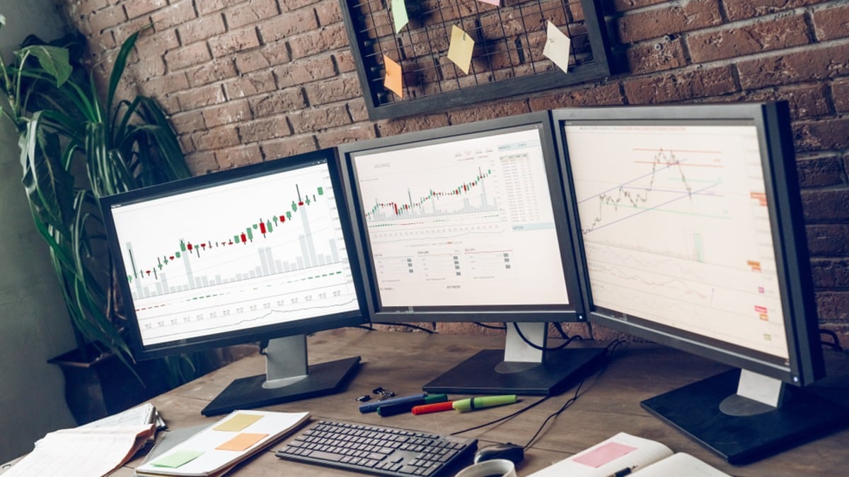 PCモニターを3画面にする方法｜トリプルディスプレイで作業効率アップ