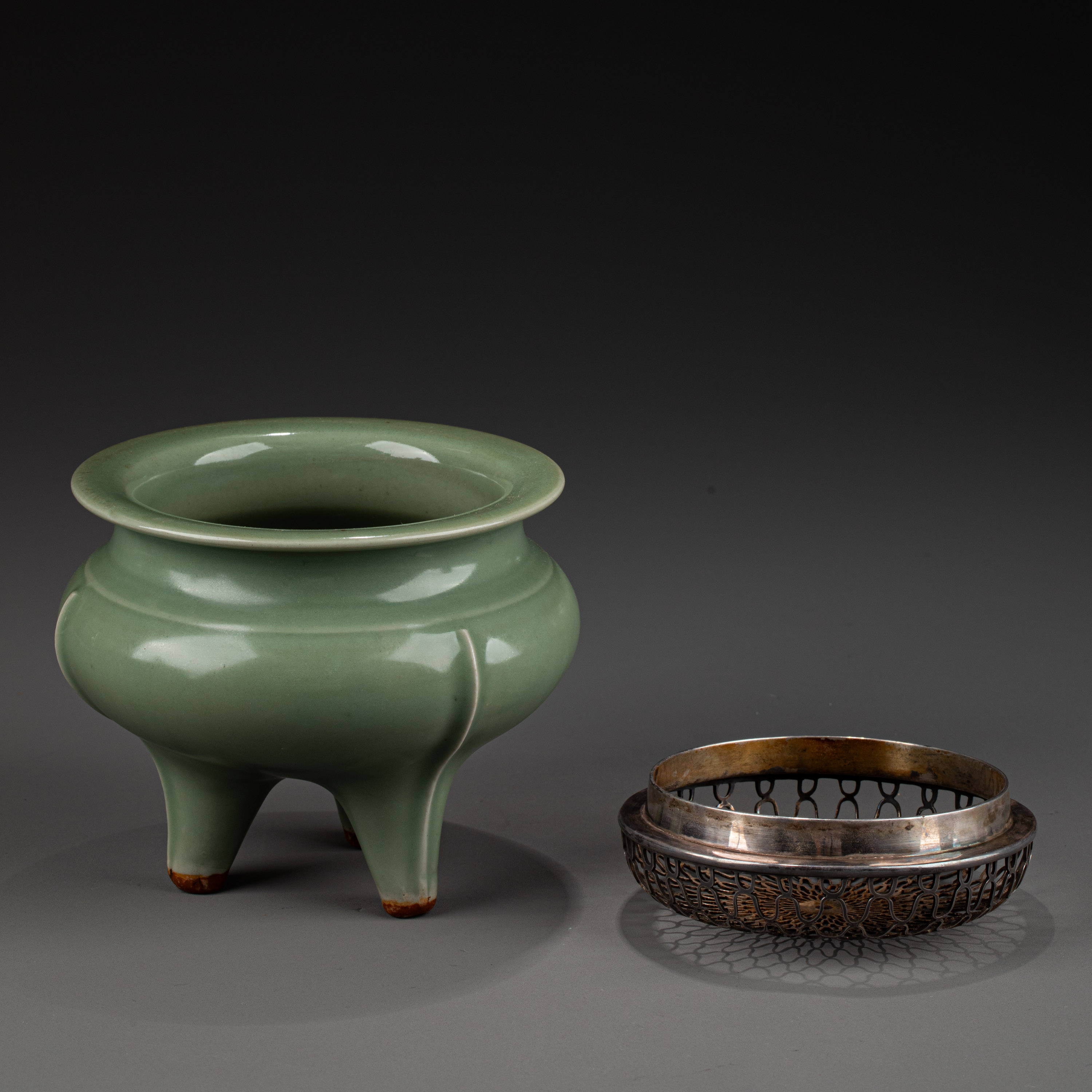 中国美術 袴腰 三足 青磁香炉(K-XA947) 中国美術 袴腰 三足 青磁香炉(K