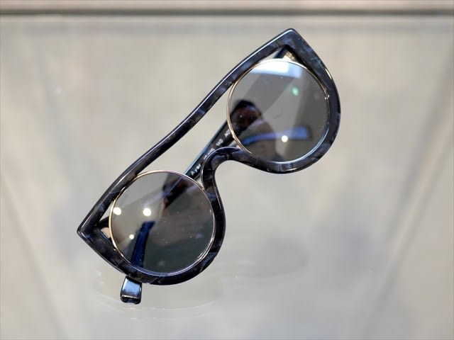 Claude Montana by Alain Mikli の80年代の芸術的なデザインを再現した