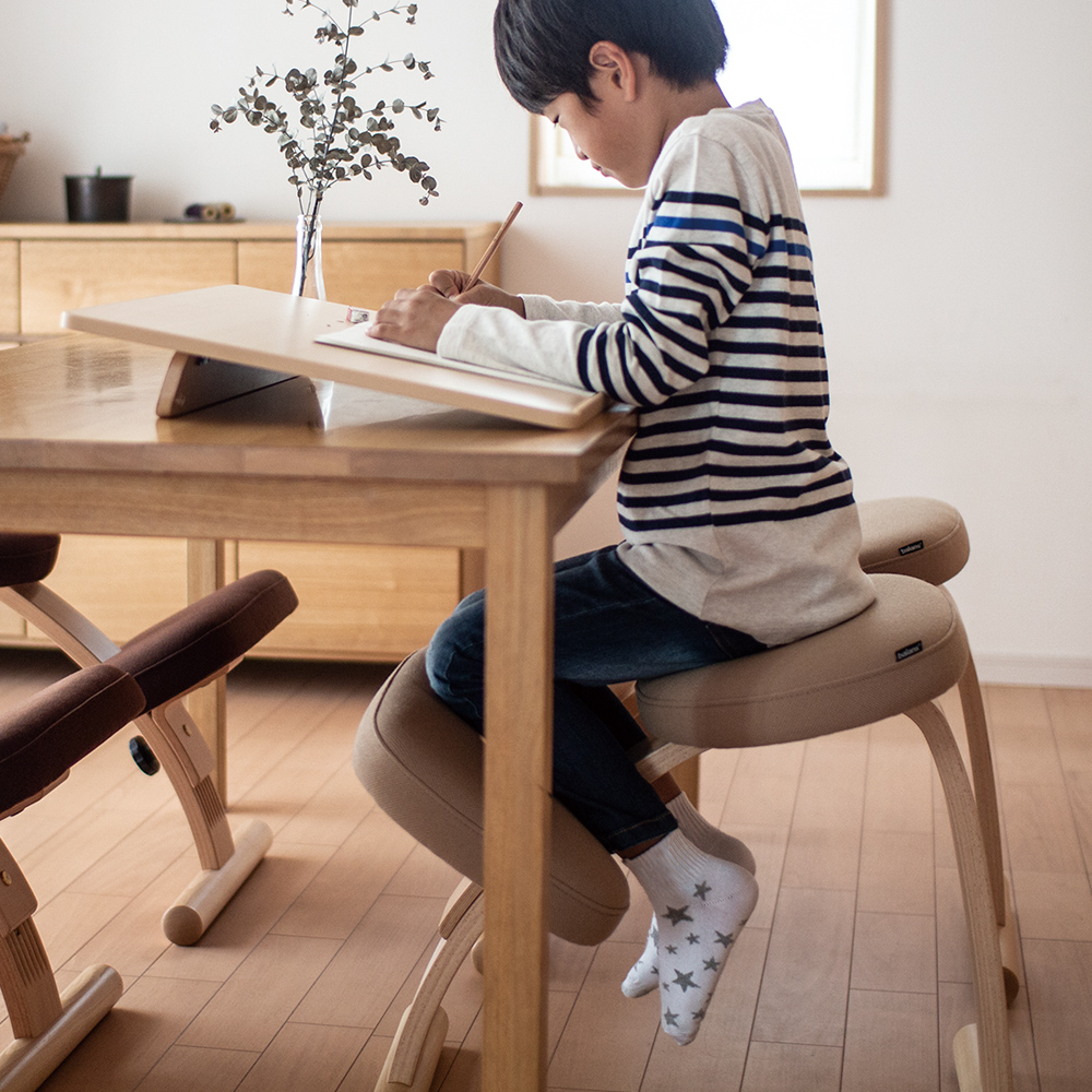 座るだけで姿勢がよくなる椅子”バランスチェア”のご紹介