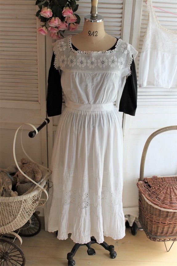 英国アンティーク クロシェットレースのヨークが素敵なキャミソール