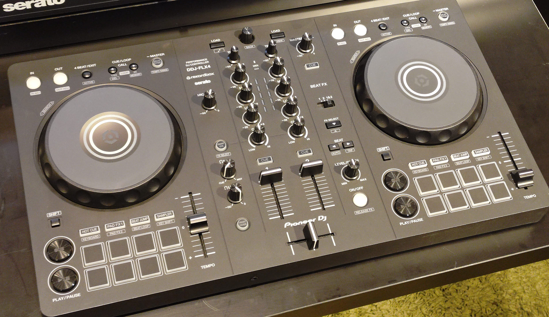 どちらを選ぶ？】 DJ初心者のための“機材二択”「DDJ-FLX2」と「DDJ