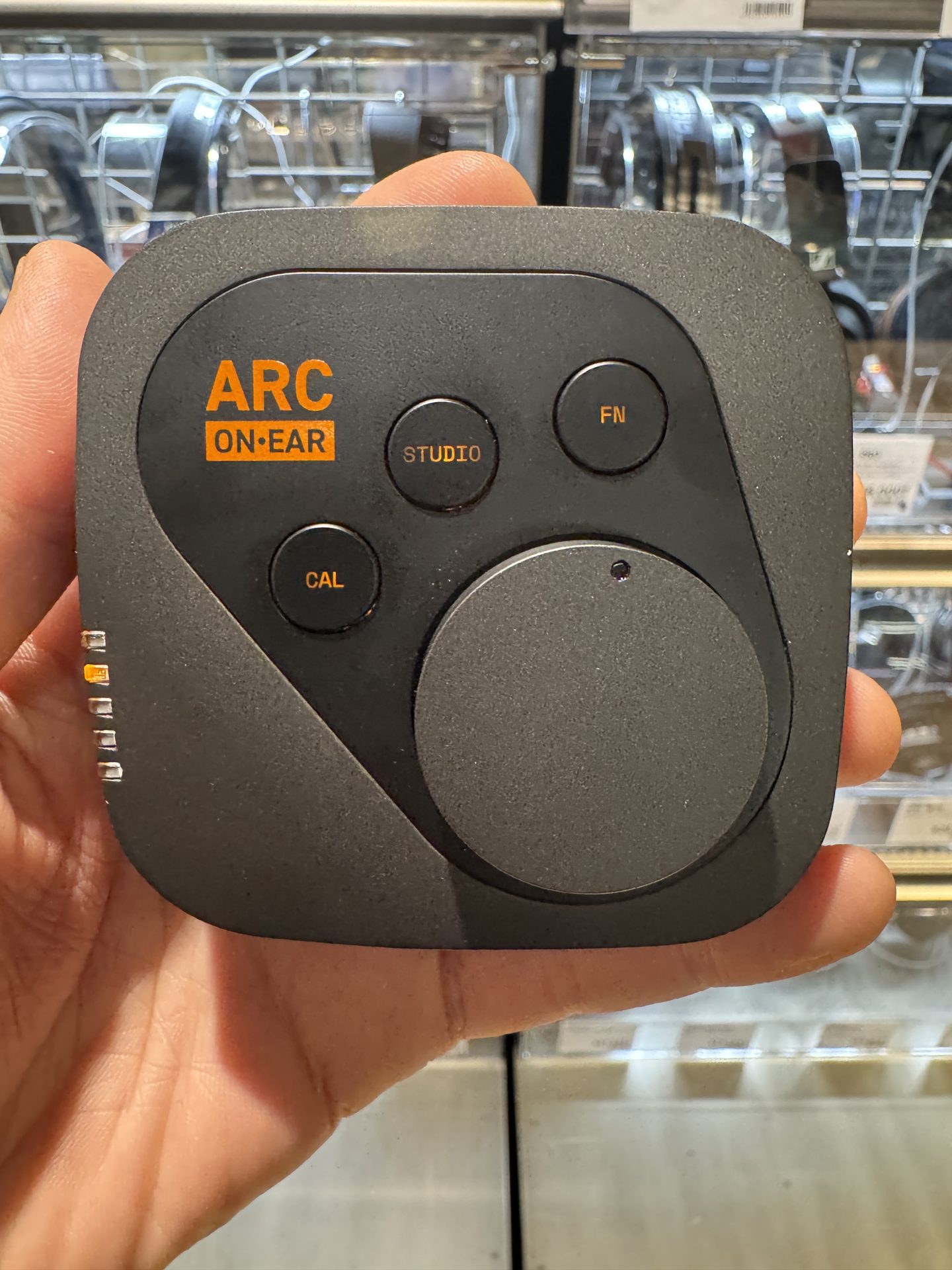 IK Multimedia ARC ON•EAR 実機レビュー！スタンドアローンで動作する