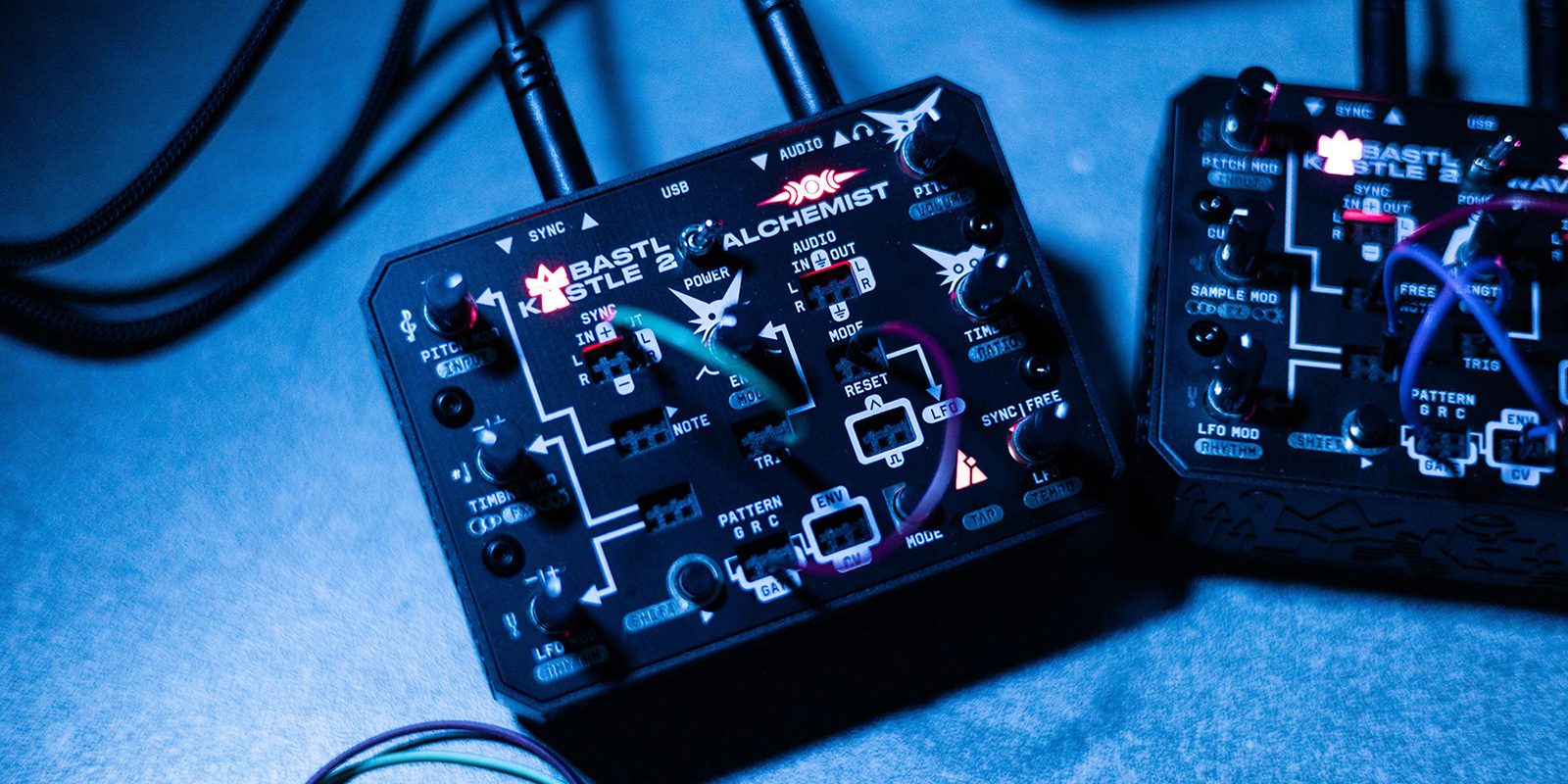 Bastl KASTLE 2 ALCHEMIST | 5つのシンセモードとMIDI対応の手のひら