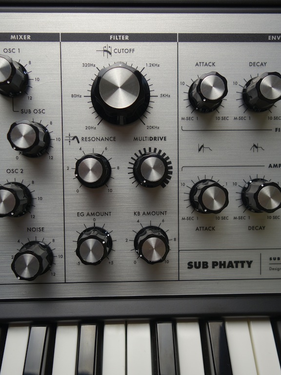 レビュー】Moog (モーグ)のアナログシンセサイザー「SUB PHATTY」を