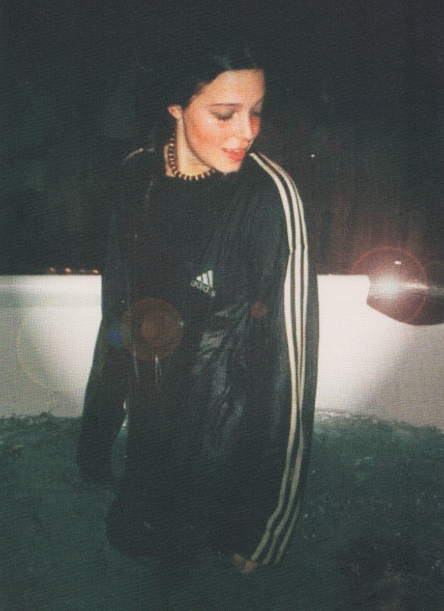 Bis Morgen im Nassen – In Form Library