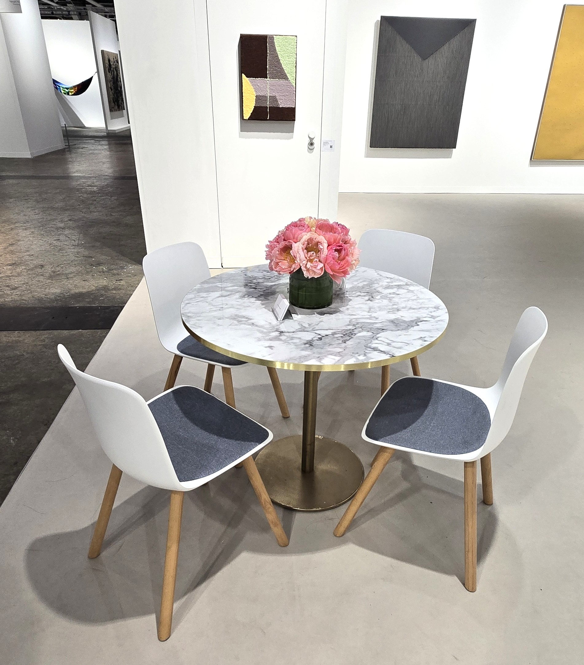 イノックスダイニング ラウンド ホワイトマーブル - Irocodesign for rent