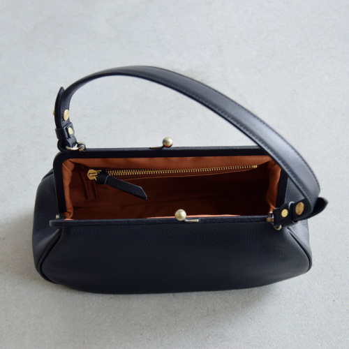 Yammart(ヤマート)カウレザーがま口ラウンド型ハンドバッグ