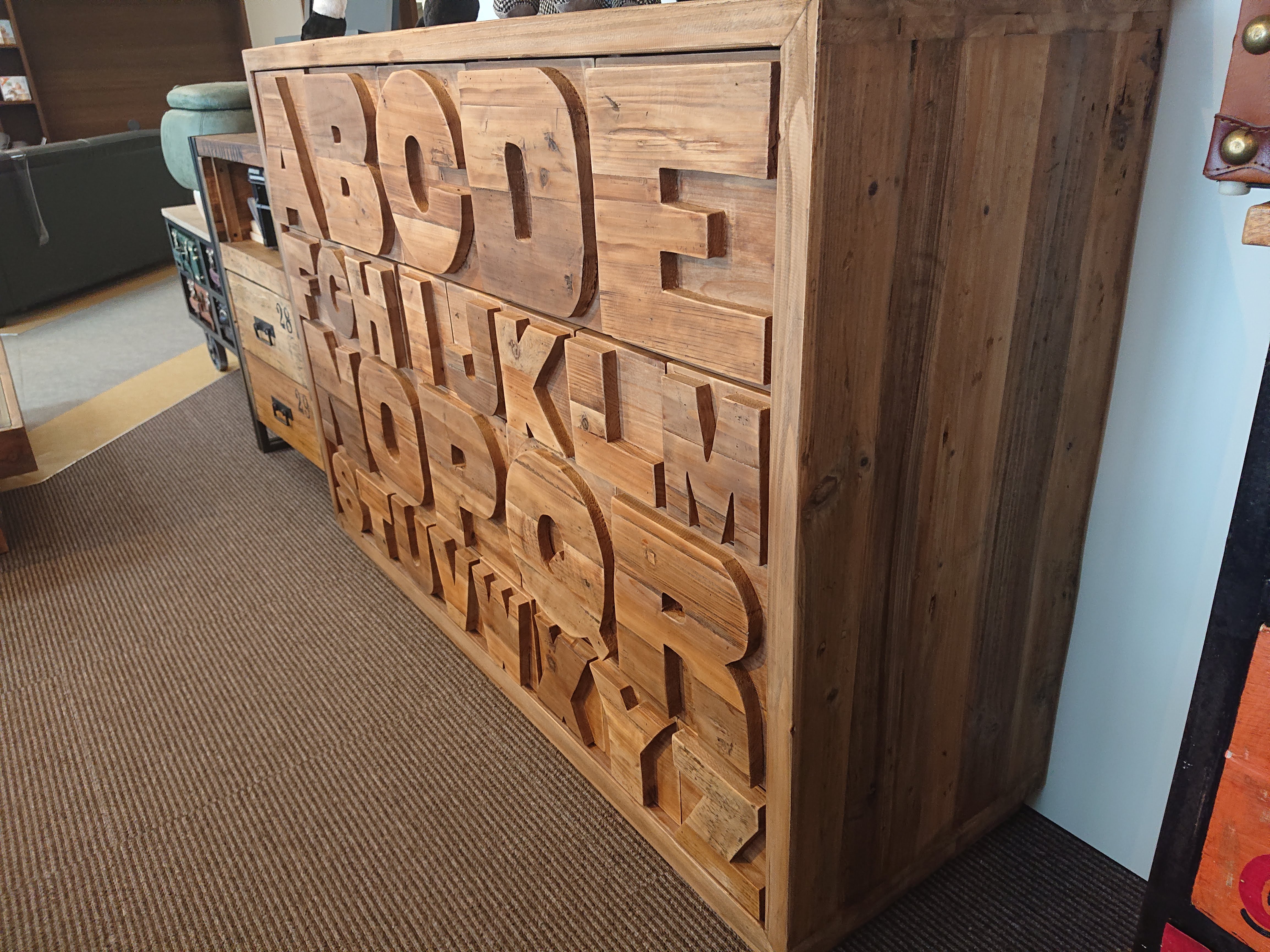 CRASH（クラッシュ） 古材を使った人気のABCチェストのご紹介