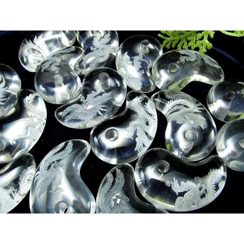 1個売り 吉祥の霊鳥 鳳凰 素彫り水晶勾玉(まがたま) 縦約30mm×横約19mm