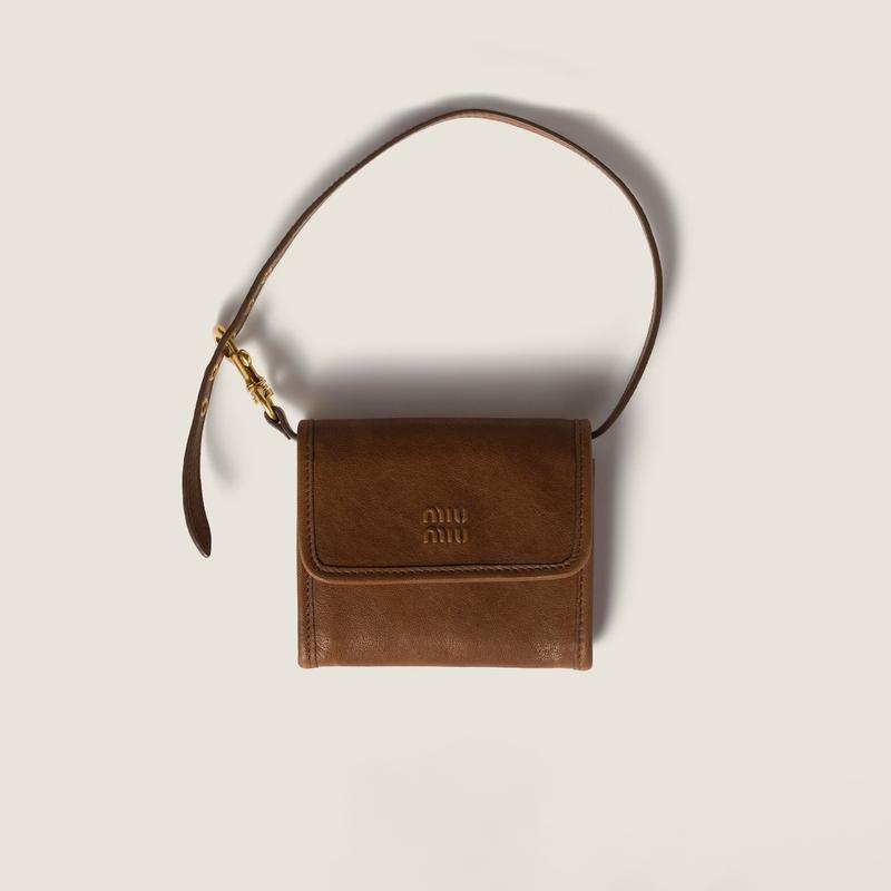 miu miu（ミュウミュウ） ナッパレザー ショルダーストラップ付 財布