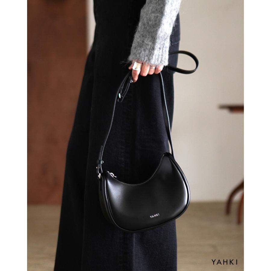 ヤーキ YAHKI ショルダーバッグ クロスボディバッグ レザー 半月型