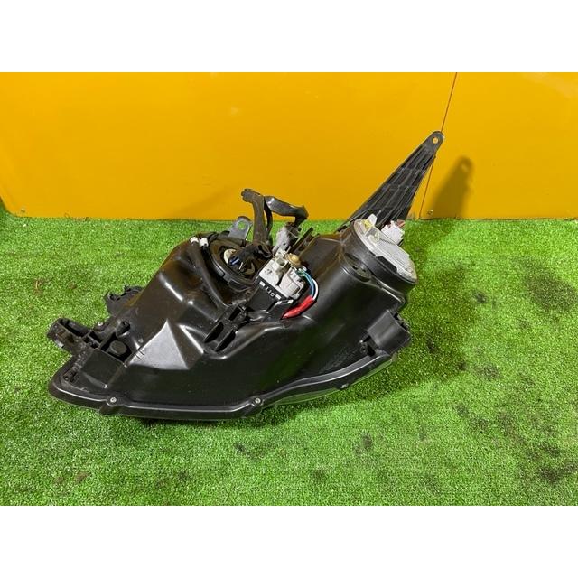 ヴォクシー トヨタ ZS煌 70系 ヘッドライト 右 HID KOITO 28-225 純正