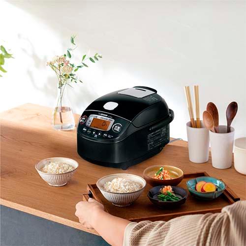 象印（ZOJIRUSHI） 圧力IH炊飯ジャー 極め炊き NP-RN05 黒まる厚釜 小
