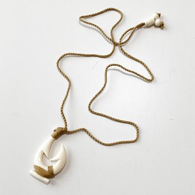 フィッシュフック ボーン カービング ネックレス〈 台形 釣り針〉水牛