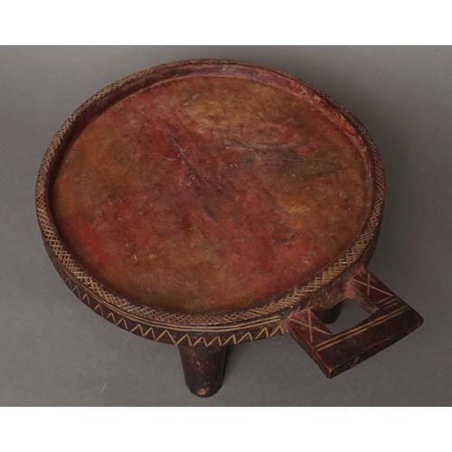 彫刻木製円形テーブル ガラス天板付き アフリカ手彫りローテーブル