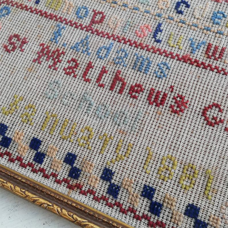 ヴィクトリアン 刺繍サンプラー Bootsフレーム 1881年 イギリス